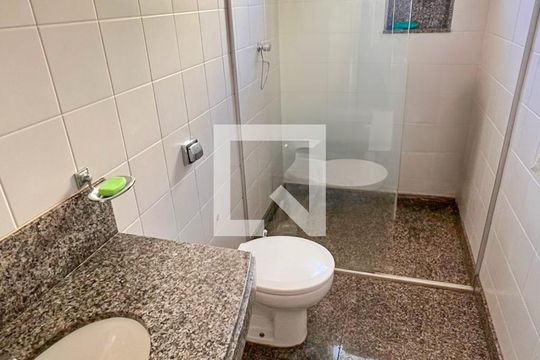 Banheiro de Serviço de casa de condomínio à venda com 5 quartos, 400m² em Alphaville, Nova Lima