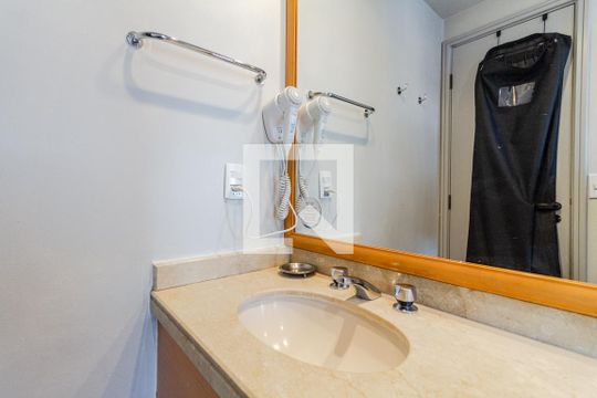 Banheiro de kitnet/studio à venda com 1 quarto, 26m² em Jardins, São Paulo