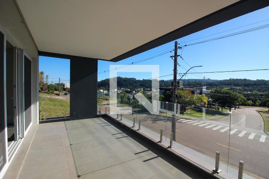 Sacada da sala de casa de condomínio à venda com 4 quartos, 356m² em Vila Nova, Porto Alegre