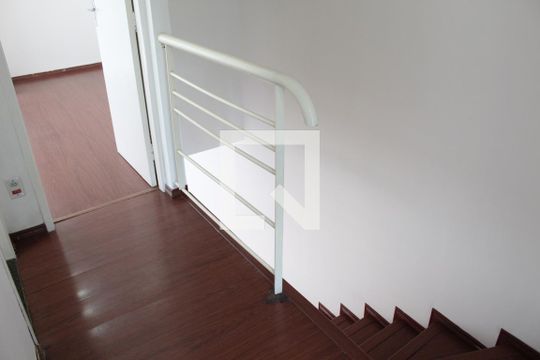 Escada de casa de condomínio para alugar com 2 quartos, 60m² em Jardim Barbacena, Cotia