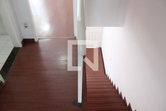 Escada de casa de condomínio para alugar com 2 quartos, 60m² em Jardim Barbacena, Cotia