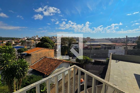 Vista de casa à venda com 5 quartos, 220m² em São Geraldo, Belo Horizonte