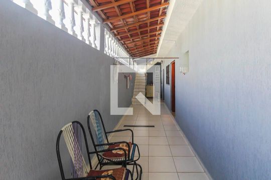 Corredor de casa à venda com 2 quartos, 240m² em Jardim Nice, São Paulo