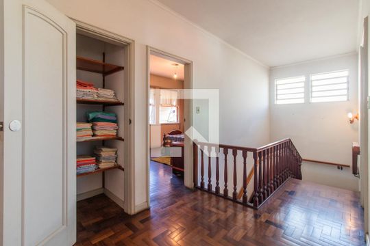 Corredor de casa à venda com 6 quartos, 320m² em Menino Deus, Porto Alegre