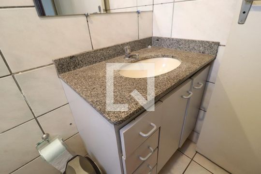 Banheiro Social de apartamento para alugar com 2 quartos, 58m² em Santa Mônica, Uberlândia