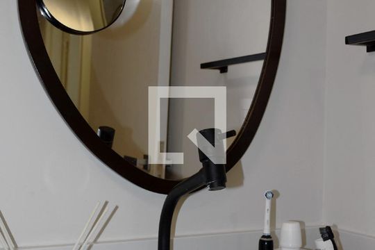 Banheiro de apartamento para alugar com 1 quarto, 50m² em Cerqueira César, São Paulo
