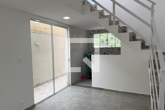 Sala de casa de condomínio à venda com 2 quartos, 180m² em Taquara, Rio de Janeiro