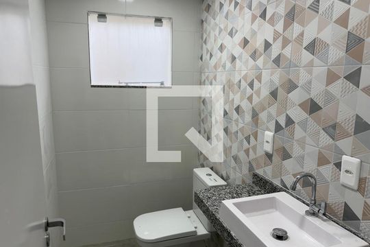 Banheiro de casa de condomínio à venda com 2 quartos, 180m² em Taquara, Rio de Janeiro