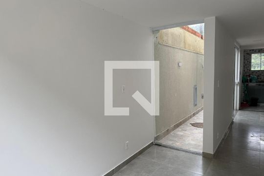 Sala de casa de condomínio à venda com 2 quartos, 180m² em Taquara, Rio de Janeiro