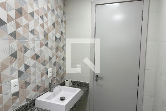 Banheiro de casa de condomínio à venda com 2 quartos, 180m² em Taquara, Rio de Janeiro