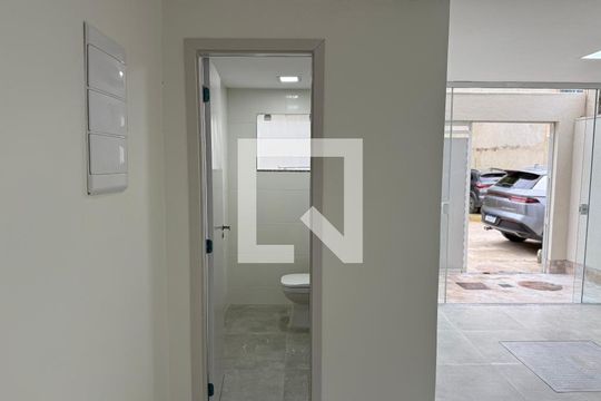 Sala de casa de condomínio à venda com 2 quartos, 180m² em Taquara, Rio de Janeiro