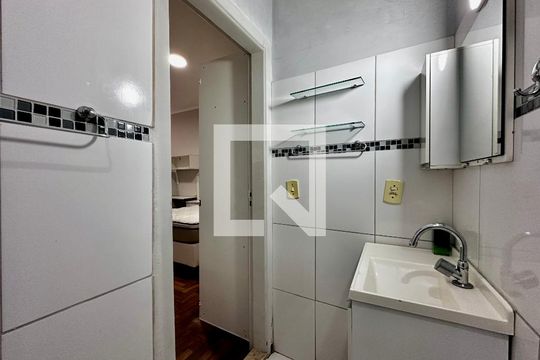 Banheiro de kitnet/studio para alugar com 1 quarto, 22m² em Campo Belo, São Paulo