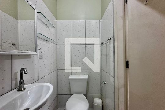 Banheiro de kitnet/studio para alugar com 1 quarto, 30m² em Campo Belo, São Paulo