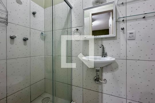 Banheiro de kitnet/studio para alugar com 1 quarto, 30m² em Campo Belo, São Paulo