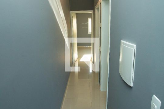 Corredor entre quartos e banheiro de casa para alugar com 2 quartos, 55m² em Igara, Canoas