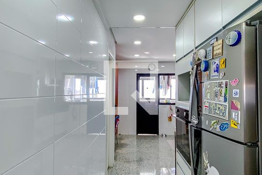 Cozinha de apartamento à venda com 3 quartos, 143m² em Vila Bertioga, São Paulo
