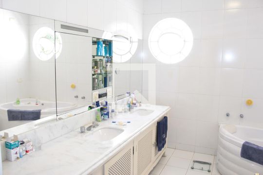 Banheiro suite de apartamento à venda com 2 quartos, 290m² em Higienópolis, São Paulo