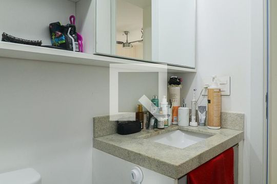 Banheiro da Suíte de apartamento à venda com 2 quartos, 56m² em São Sebastião, Porto Alegre