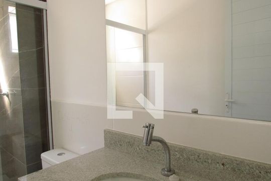 Banheiro de kitnet/studio para alugar com 1 quarto, 29m² em Santa Maria, Osasco