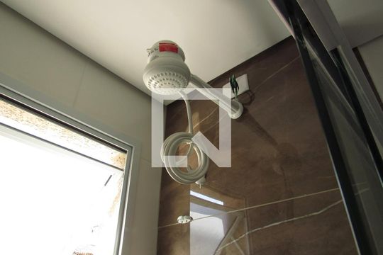 Banheiro de kitnet/studio para alugar com 1 quarto, 29m² em Santa Maria, Osasco