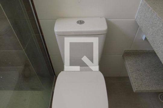 Banheiro de kitnet/studio para alugar com 1 quarto, 29m² em Santa Maria, Osasco