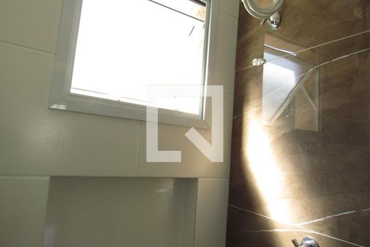 Banheiro de kitnet/studio para alugar com 1 quarto, 29m² em Santa Maria, Osasco