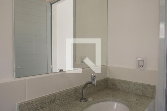 Banheiro de kitnet/studio para alugar com 1 quarto, 29m² em Santa Maria, Osasco