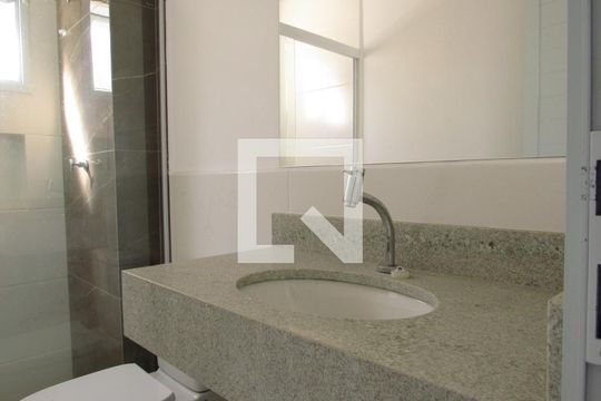 Banheiro de kitnet/studio para alugar com 1 quarto, 29m² em Santa Maria, Osasco