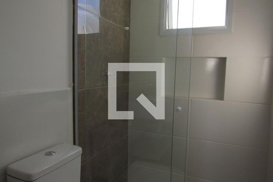 Banheiro de kitnet/studio para alugar com 1 quarto, 29m² em Santa Maria, Osasco