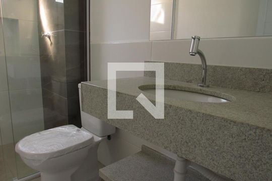 Banheiro de kitnet/studio para alugar com 1 quarto, 29m² em Santa Maria, Osasco