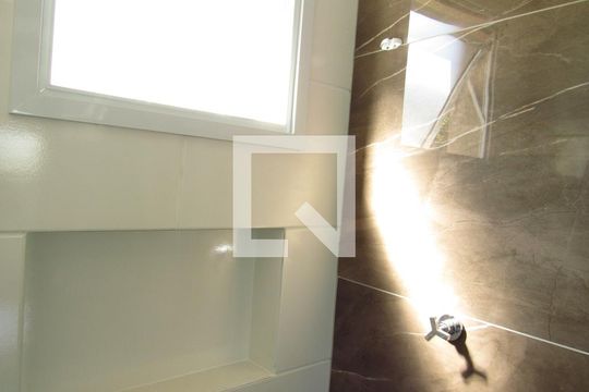 Banheiro de kitnet/studio para alugar com 1 quarto, 29m² em Santa Maria, Osasco