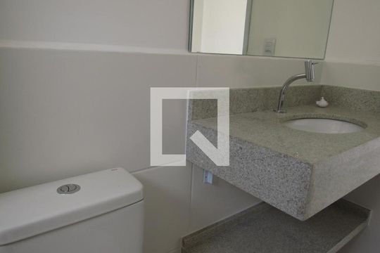 Banheiro de kitnet/studio para alugar com 1 quarto, 29m² em Santa Maria, Osasco