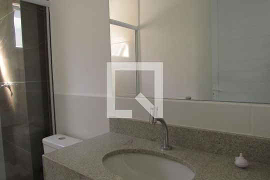 Banheiro de kitnet/studio para alugar com 1 quarto, 29m² em Santa Maria, Osasco