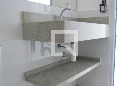 Banheiro de kitnet/studio para alugar com 1 quarto, 34m² em Santa Maria, Osasco