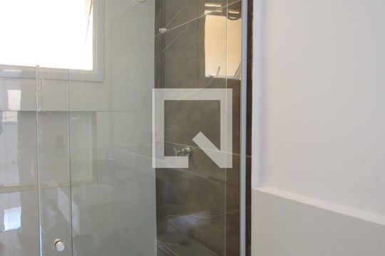 Banheiro de kitnet/studio para alugar com 1 quarto, 34m² em Santa Maria, Osasco