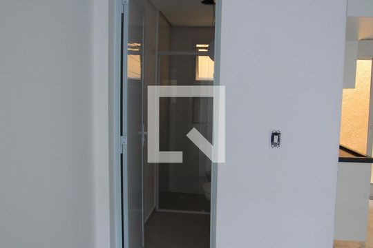 Banheiro de kitnet/studio para alugar com 1 quarto, 34m² em Santa Maria, Osasco