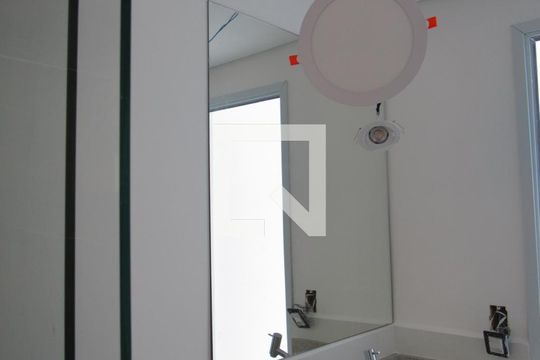 Banheiro de kitnet/studio para alugar com 1 quarto, 34m² em Santa Maria, Osasco