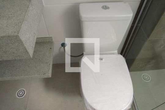Banheiro de kitnet/studio para alugar com 1 quarto, 39m² em Santa Maria, Osasco