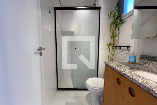 Banheiro de kitnet/studio para alugar com 1 quarto, 25m² em Butantã, São Paulo