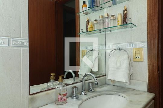 Banheiro de apartamento à venda com 2 quartos, 72m² em Bela Vista, Porto Alegre