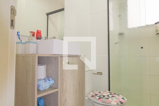 Banheiro de apartamento à venda com 2 quartos, 48m² em Olaria, Canoas