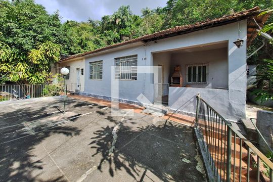 Quintal de casa à venda com 4 quartos, 150m² em Fonseca, Niterói