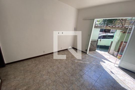 Sala de casa para alugar com 5 quartos, 280m² em Taquara, Rio de Janeiro