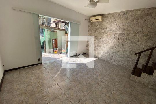 Sala de casa para alugar com 5 quartos, 280m² em Taquara, Rio de Janeiro