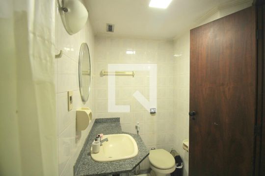 Banheiro de kitnet/studio para alugar com 1 quarto, 37m² em Amaralina, Salvador