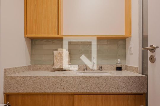Banheiro de kitnet/studio para alugar com 1 quarto, 26m² em Paraíso, São Paulo