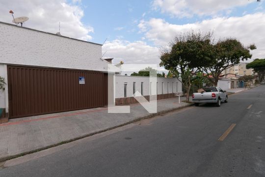Fachada de casa à venda com 4 quartos, 318m² em Planalto, Belo Horizonte
