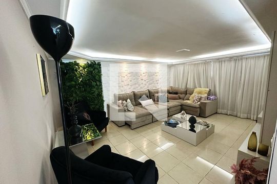 Sala de TV de casa de condomínio para alugar com 3 quartos, 566m² em Gramado, Cotia