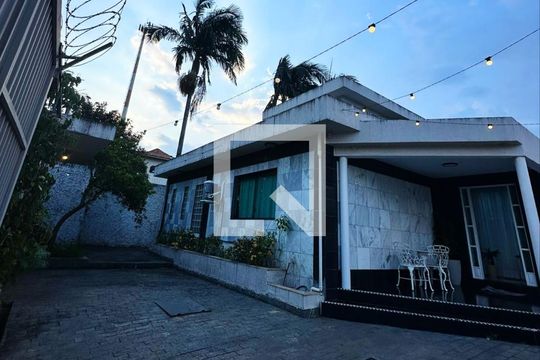 Fachada de casa de condomínio para alugar com 3 quartos, 566m² em Gramado, Cotia