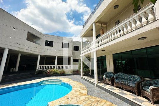Piscina de casa de condomínio para alugar com 3 quartos, 566m² em Gramado, Cotia